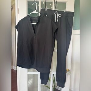 Figs Women's Black Jogger Set